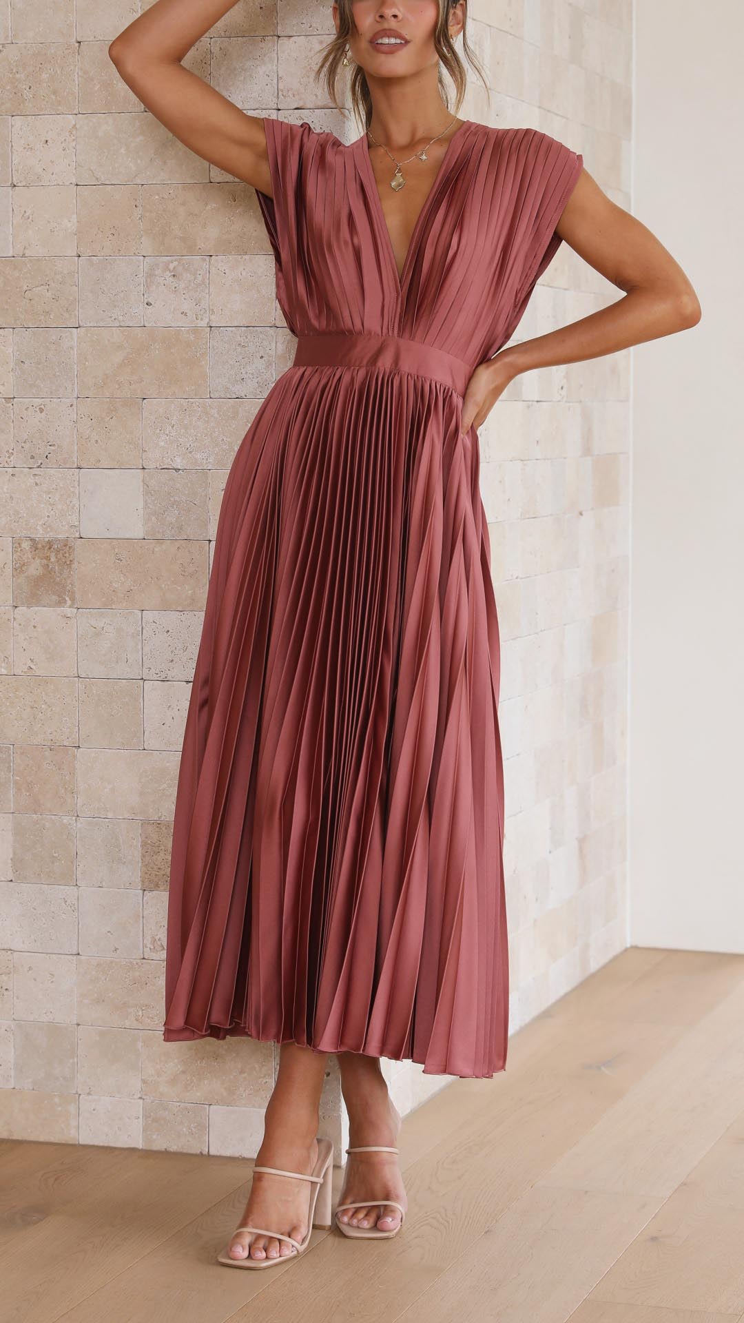 Elegant Pleated Maxi Dress – Zalumo